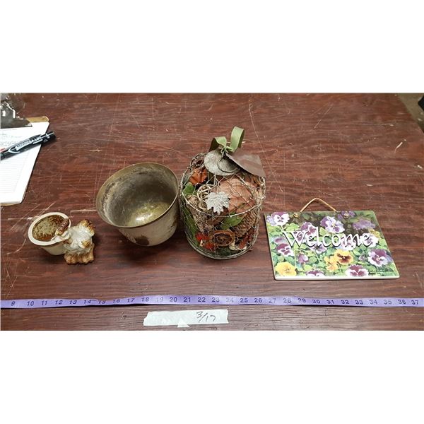 Lot Decorative Items
