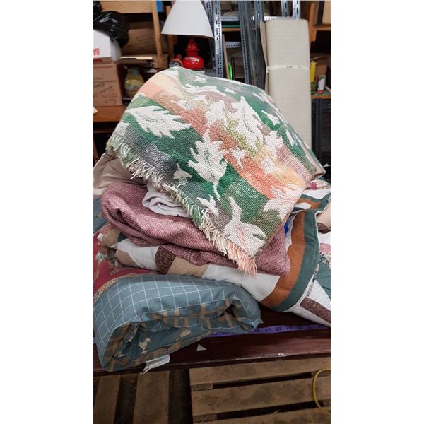Lot Blankets & Linens
