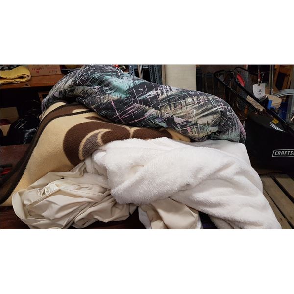 Lot Blankets & Linens