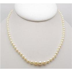 Graduated pearl necklace
