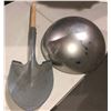 Image 2 : Movie prop foam shovel Mary Bowl from Sci-fi show