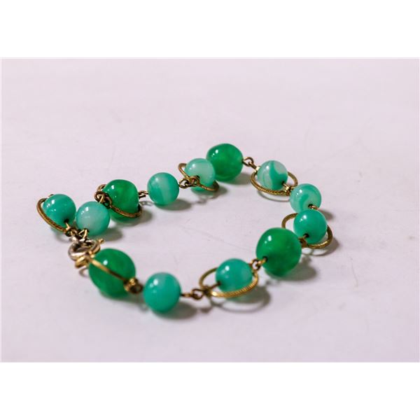 1960S GREEN BALL WITH GOLD TONE DETAIL BRACELET