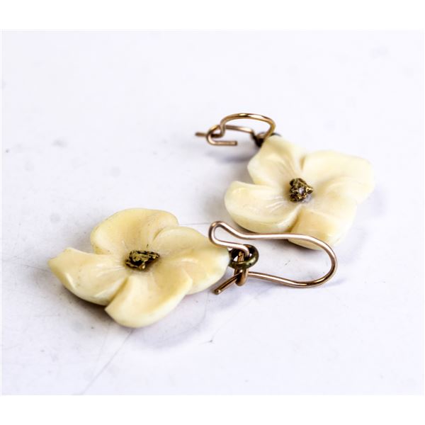 VINTAGE WHITE FLOWER DROP EARRINGS