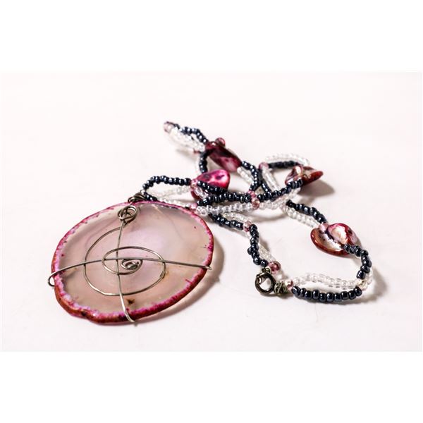 18" BEADED NECKLACE WITH AGATE STONE PENDANT