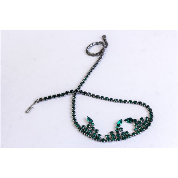 SILVER AND GREEN STONE COSTUME JEWELLERY NECKLACE