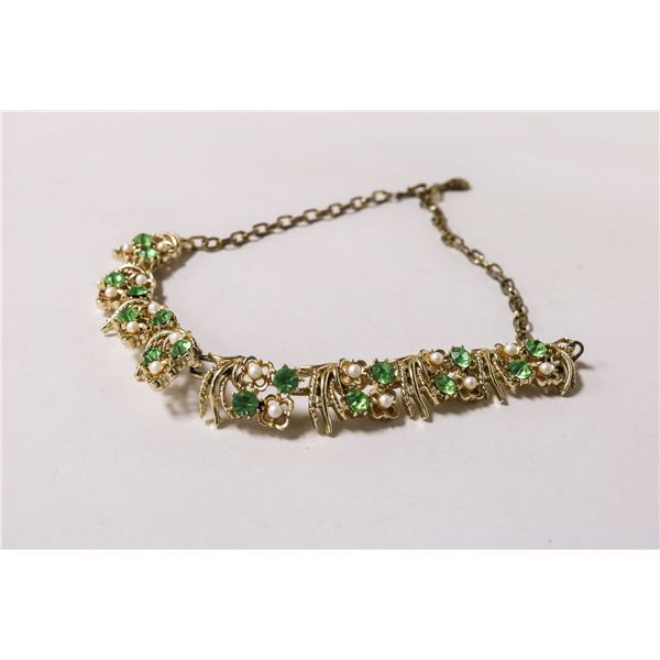 GOLD TONE COSTUME JEWELLERY NECKLACE WITH GREEN