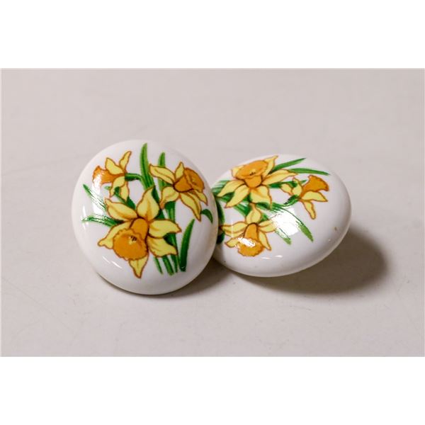 VINTAGE DAFFODIL STUD EARRINGS