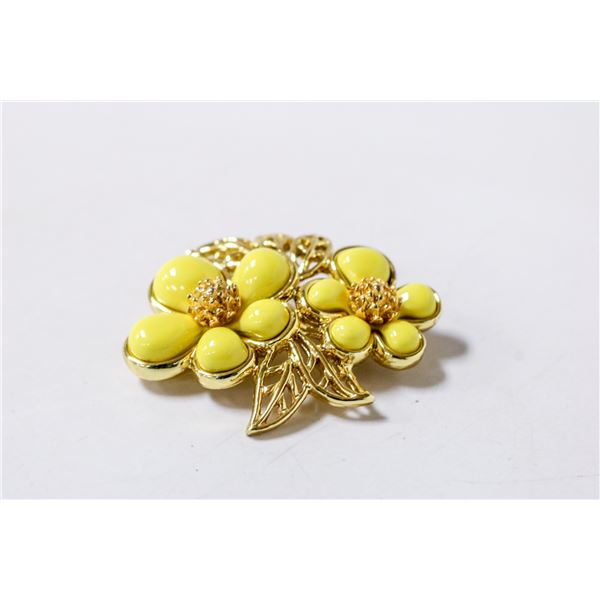 GOLD TONE BROOCH WITH YELLOW FLOWERS