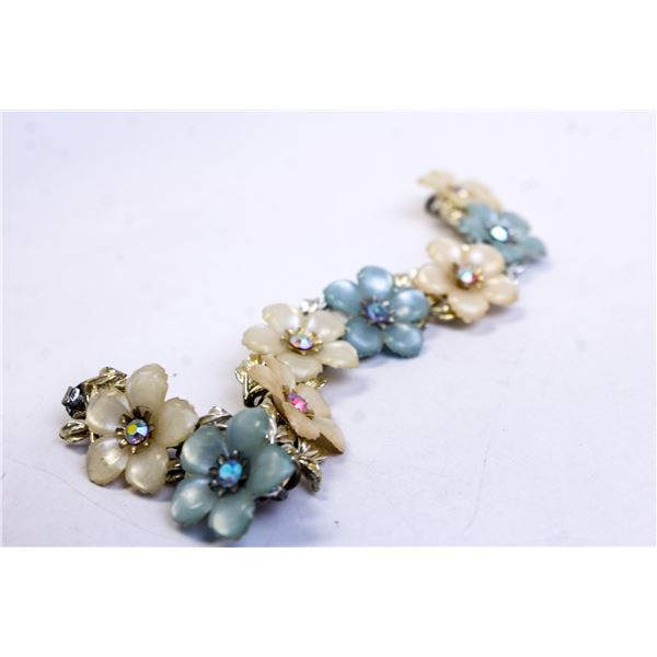 WHITE AND BLUE FLORAL COSTUME JEWELLERY BRACELET