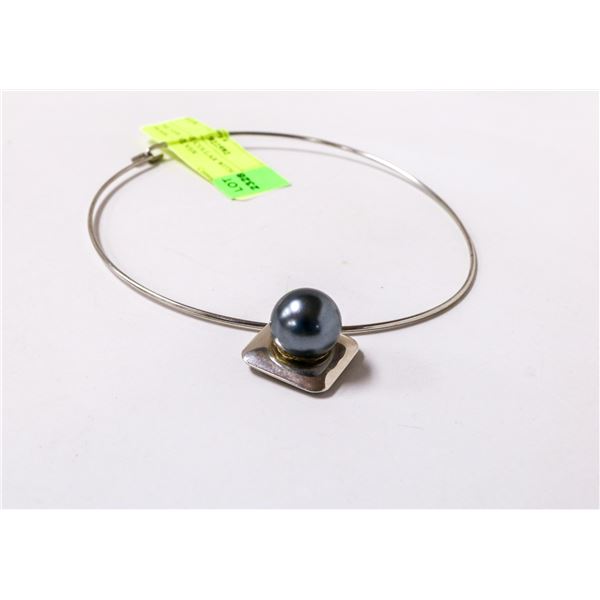 SILVER TONE COLLAR WITH FAUX PEARL ON SILVER