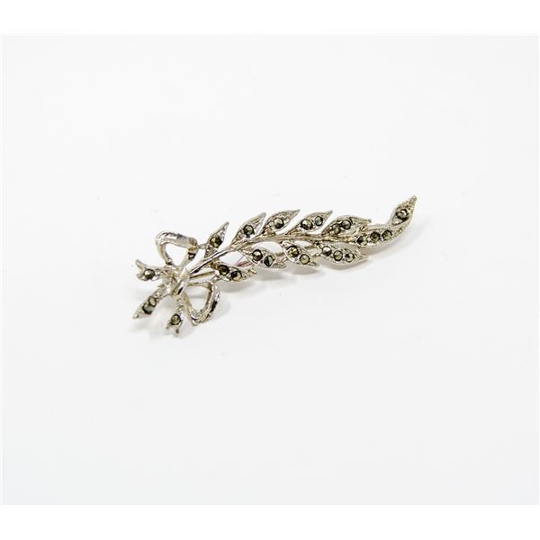 COSTUME JEWELLERY LEAF BROOCH