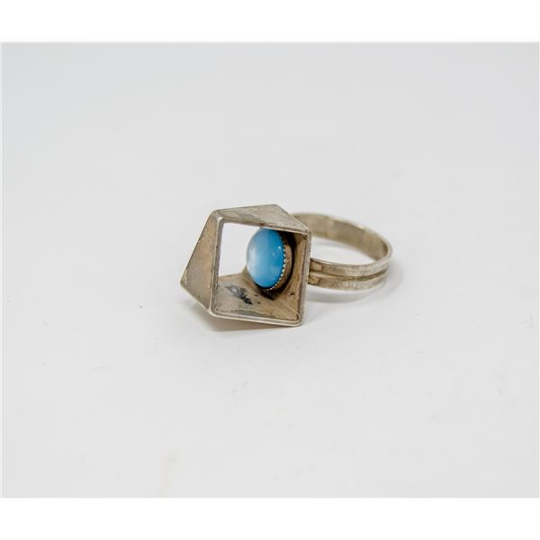 SILVER TONE DESIGNER RING WITH BLUE STONE SIZE 8