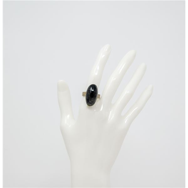 SILVER TONE FASHION RING WITH LARGE GREEN STONE