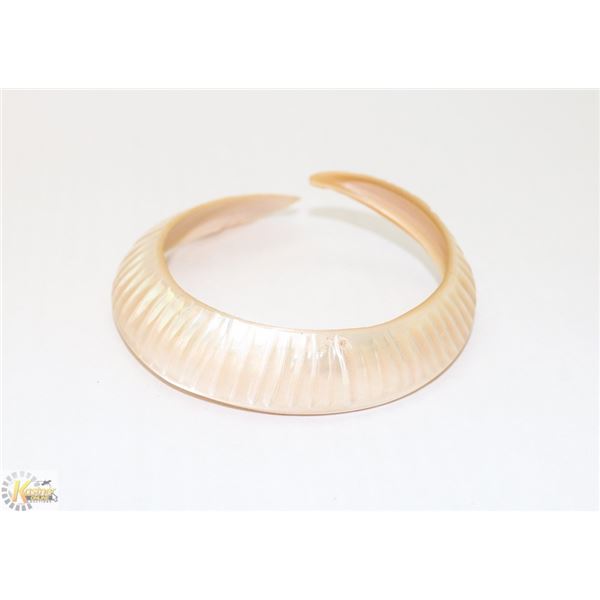 POLISHED SHELL BRACELET