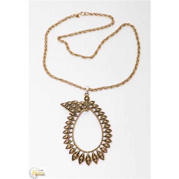 OVERSIZED ORNATE GOLD TONE PENDANT ON CHAIN