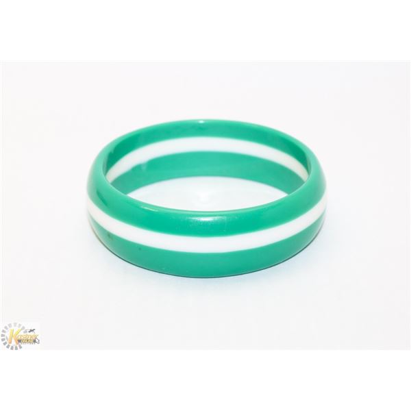 1960S GREEN AND WHITE BAKELITE BRACELET