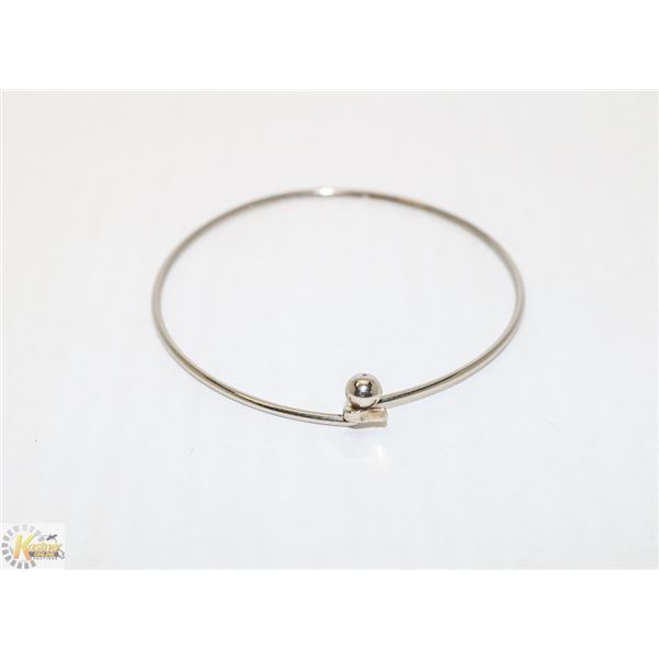 SILVER TONE WIRE BRACELET WITH HOOK CLOSURE