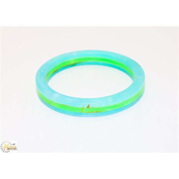1960S BLUE AND GREEN BAKELITE BRACELET
