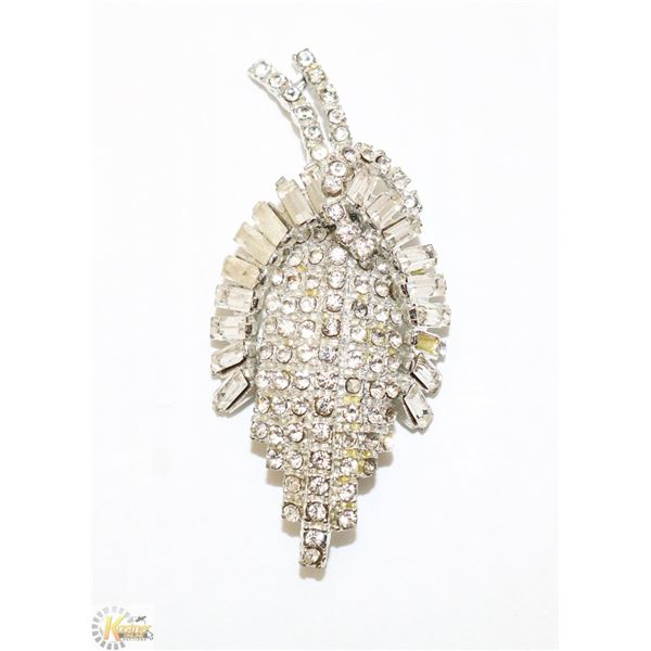 ORNATE COSTUME JEWELLERY BROOCH