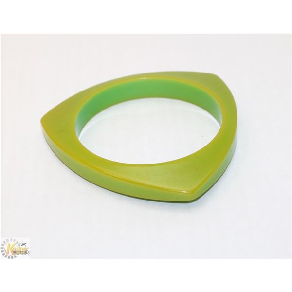 1950S GREEN BAKELITE TRIANGULAR FASHION BRACELET
