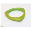 Image 1 : 1950S GREEN BAKELITE TRIANGULAR FASHION BRACELET