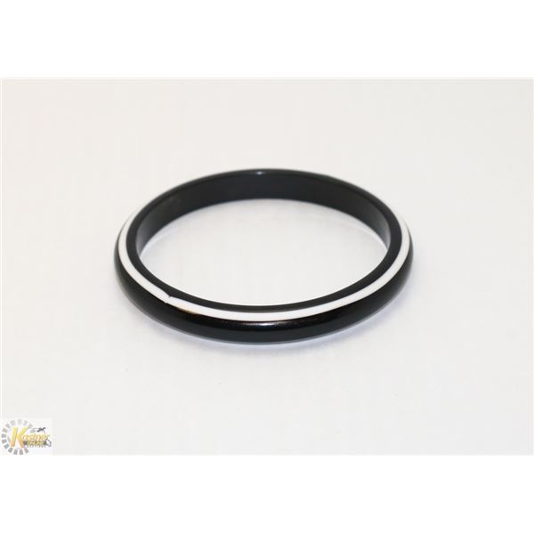 VINTAGE BLACK AND WHITE BAKELITE BANGLE