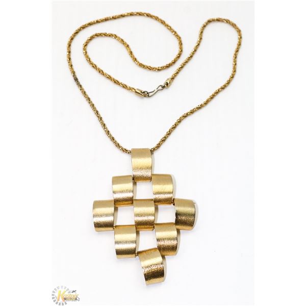 LARGE GOLD TONE FASHION NECKLACE WITH PENDANT