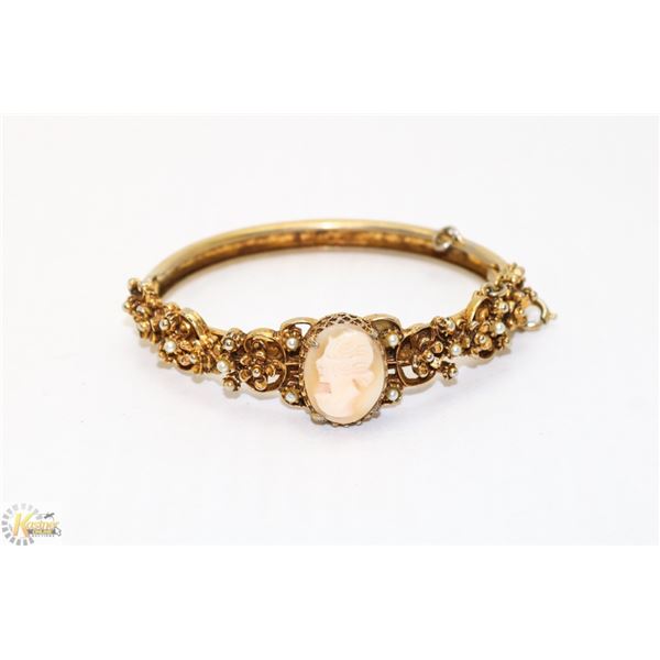 1950S GOLD TONE CAMEO BRACELET