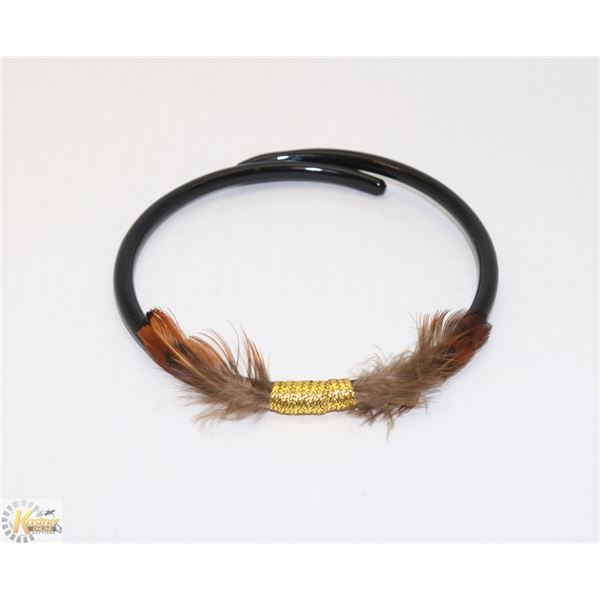 FEATHER DETAIL COLLAR WITH GOLD COLOUR ACCENTS