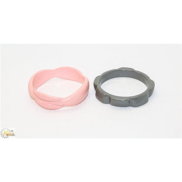 PAIR OF 1950S GREY AND PINK BAKELITE BANGLES