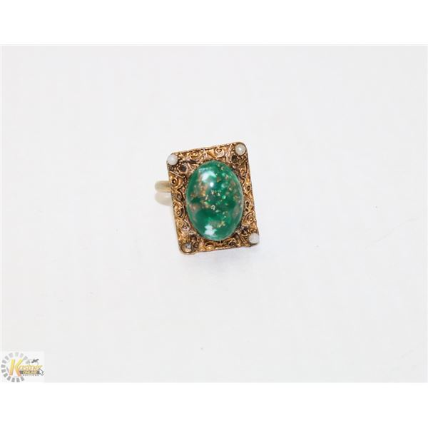VINTAGE GOLD TONE COSTUME RING WITH GREEN STONE