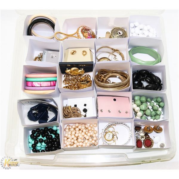 CASE FULL OF ASSORTED VINTAGE JEWELLERY