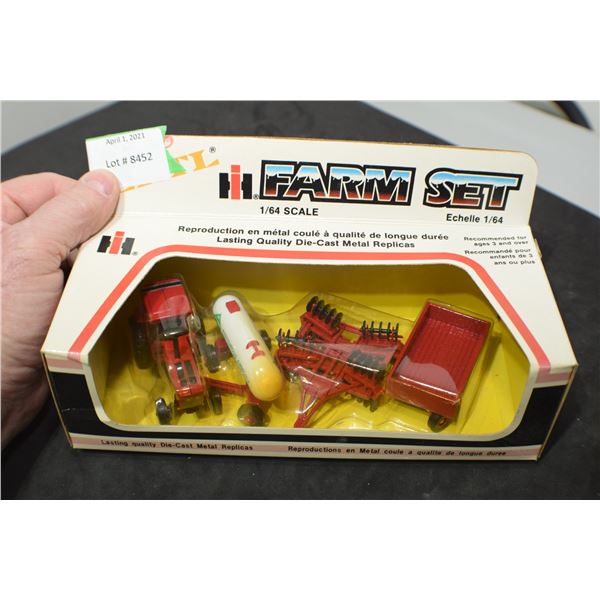 I-H INTERNATIONAL 1 64TH FARM SET TOY