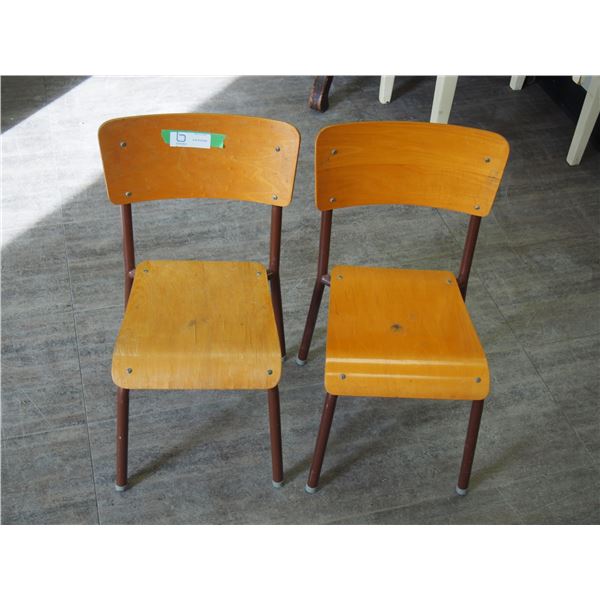 (2) KIDS CHAIRS