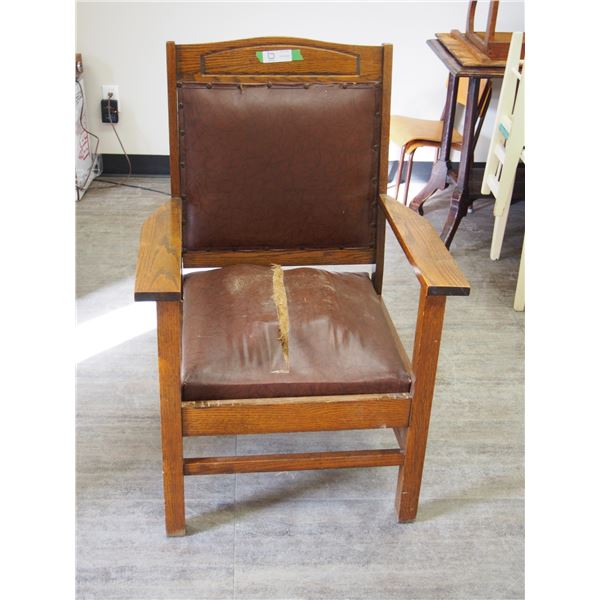 VINTAGE WOODEN CHAIR