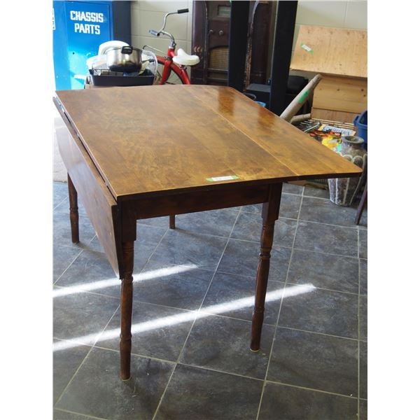 2 DROPLEAF TABLE (46 IN LONG 24 IN WIDE CLOSED) (2 LEAVES 11 IN EACH)