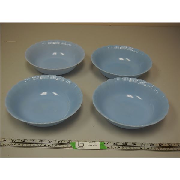 4 Vintage Pyrex Bowls ( 1 has small crack)