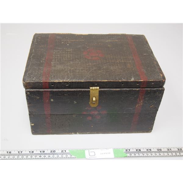 WOODEN STORAGE BOX (12 X 8 3/4 X 6 3/4 IN TALL)