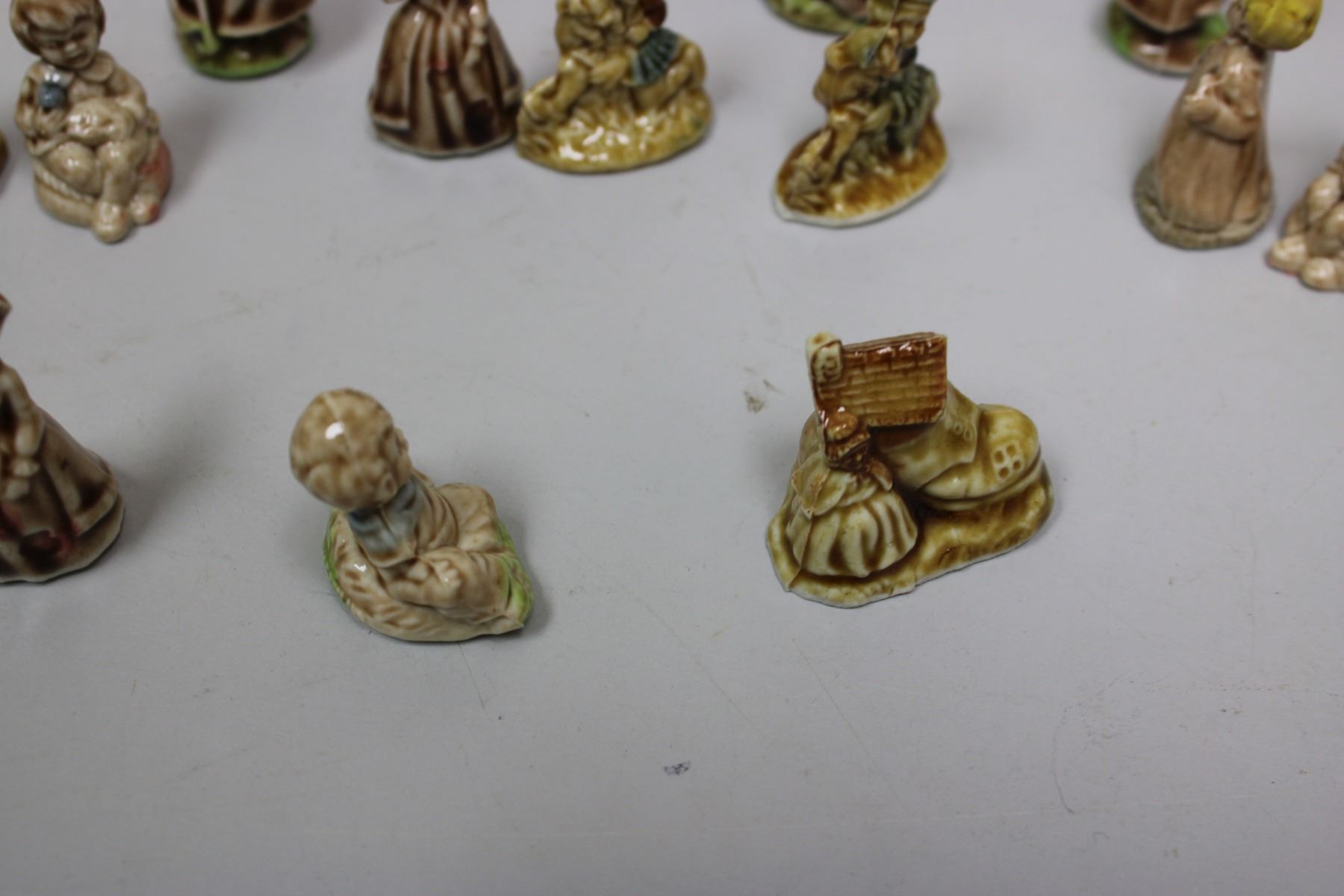 Red Rose Tea Nursery Rhymes Figurines Bodnarus Auctioneering