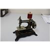 Image 3 : Vintage miniature sewing machine made in Germany
