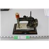 Image 1 : Vintage miniature sewing machine made in Germany for parts