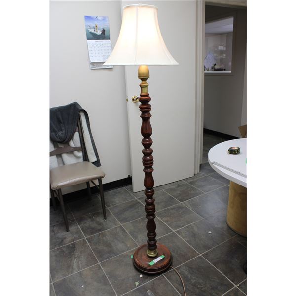 Wooden pole lamp working