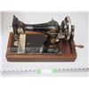 Image 2 : Singer Hand Crank Sewing Machine
