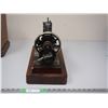 Image 7 : Singer Hand Crank Sewing Machine