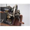 Image 9 : Singer Hand Crank Sewing Machine