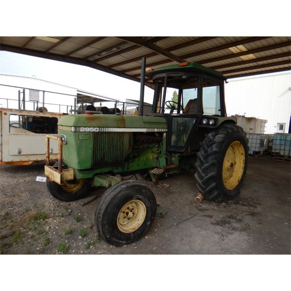 JOHN DEERE  2950 Farm Tractor