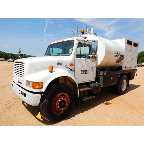 1998 INTERNATIONAL 4700 Vacuum Truck