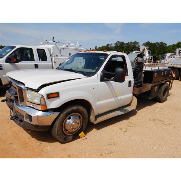 2004 FORD F350 Flatbed Truck
