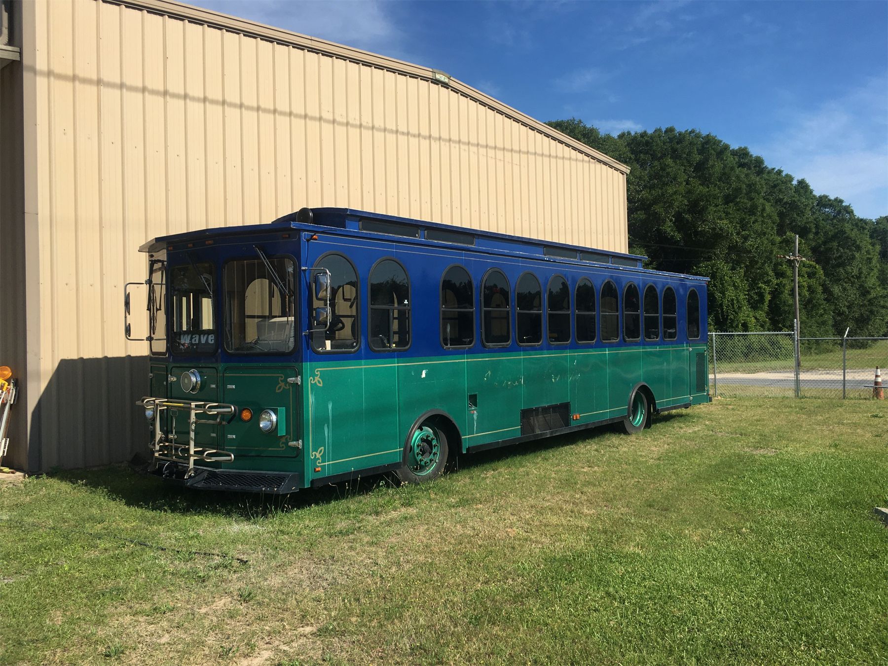 2005 FREIGHTLINER XB 27 TROLLEY Bus