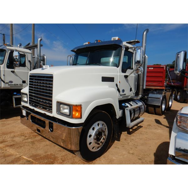 2015 MACK CHU613 Day Cab Truck